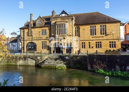 Das Kings Head Inn, ein Wetherspoon öffentliches Haus am Fluss Avon in Salisbury, Wiltshire, Großbritannien. Stockfoto