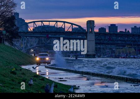 LKW auf überschwemmter Ufermauer, English Bay, Vancouver, British Columbia, Kanada Stockfoto