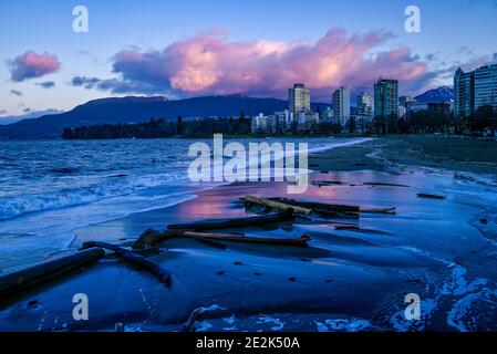 Log, Trümmer am Strand nach Sturm, English Bay, Vancouver, British Columbia, Kanada Stockfoto