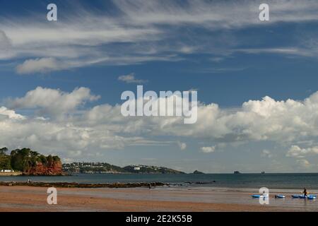 Goodrington Beach, South Devon, mit Blick auf Roundham Head und Torquay. Stockfoto