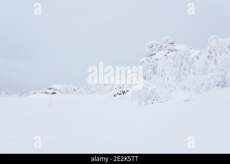 Weiße Landschaft - ein Felsplateau mit tiefem Schnee bedeckt Unter einem Winterhimmel Stockfoto