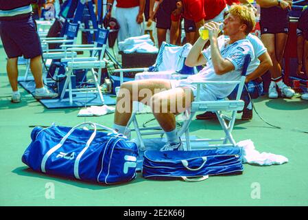 Boris Becker (GER)bei einem Wechsel bei den US Open Tennis Championships 1989. Stockfoto