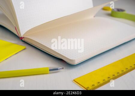 Nahaufnahme gepunkteter Seiten des Bullet Journal Planner. Konzeption und Organisation. Gelbe Farbe der 2021 Jahre Details Stockfoto