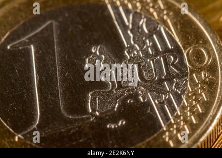 Das europäische Geld. Münze mit einem Nennwert von 1 Euro. Die Währung Europas. Nahaufnahme, Makrofotografie. Stockfoto