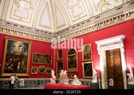 Der Museumssaal im Inneren des Orangerie-Palastes im Park Sanssouci in Potsdam beherbergt Kopien der Renaissance-Kunst der preußischen Königsfamilie. Stockfoto