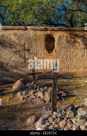 Kreuze gedenken der Toten auf dem Friedhof, mit der Totenkapelle, im Tumacacori National Historical Park, Arizona, USA Stockfoto