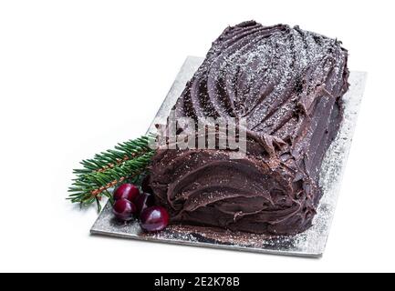 Weihnachts-yule-Torte mit Schokoladencreme und Preiselbeere isoliert Auf Weiß Stockfoto