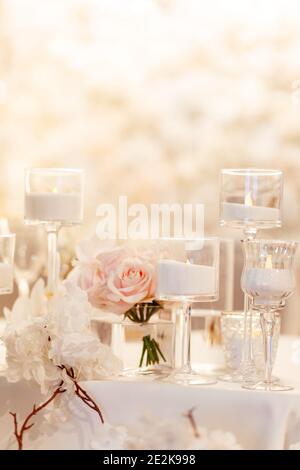 Kerzen Hintergrund. Weiße Kerzen im Kerzenständer und Rosen mit dem Platz für Ihren Text Stockfoto