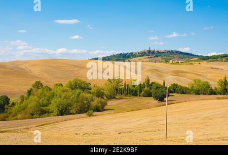 Die Spätsommerlandschaft rund um Monticchiello Ear Pieza im Val d'Orcia, Provinz Siena, Toskana, Italien. Monticchiello Dorf kann auf dem Hügel gesehen werden Stockfoto