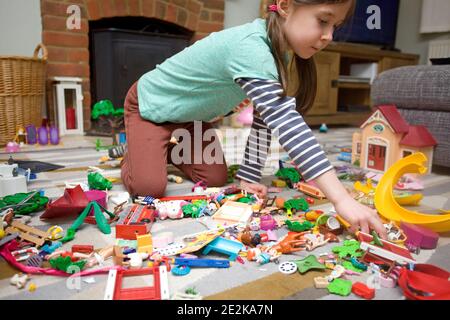 Junges Mädchen schaffen mit playmobil in Lounge Stockfoto