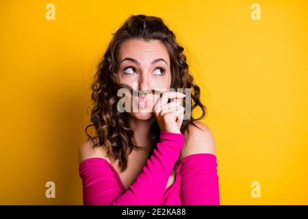 Foto-Porträt von verträumten Brünette Frau mit dicken Lippen machen Fake Haar Schnurrbart halten mit einer Hand tragen Casual rosa Crop-Top isoliert hell Stockfoto
