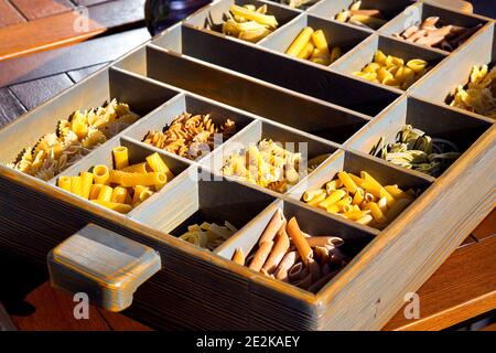 Italienische Pasta-Kollektion in Holzkiste. Stockfoto