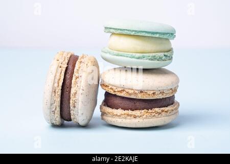 Nahaufnahme von Schokolade und blauen Käsemakaronen auf blauem Hintergrund. Köstliche französische Macarons - Bild Stockfoto