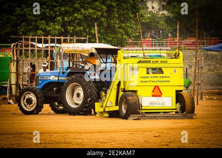 Chennai, Tamil Nadu, Indien - Januar 13 2021: Blick auf die Maschinen, die zur Reinigung des Strandsands von Trümmern entlang des Marina Beach verwendet werden Stockfoto