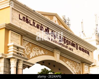 Chennai, Tamil Nadu, Indien - Januar 13 2021: Blick auf den Centenary Arch des DR MGR am Marina Beach, Chennai, Tamil Nadu, Indien Stockfoto