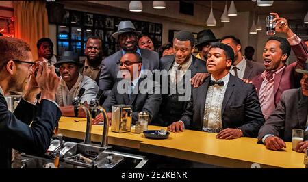 EINE NACHT IN MIAMI 2020 Amazon Studios Film. Von rechts: Leslie Odom Jr, Eli Goree und Aldis Hodge mit Kingsley Ben-Adir als Malcolm X beim Fotografieren der Gruppe Stockfoto