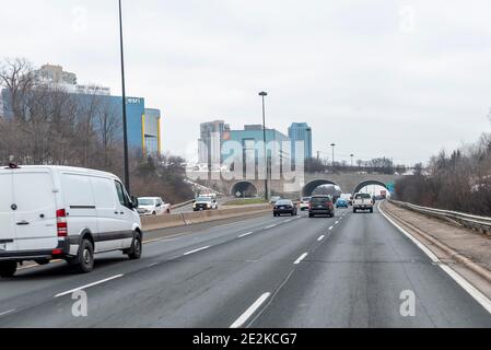 Januar 2021. Toronto, Kanada. Eine allgemeine Verkehrsansicht des Don Valley Parkway Highway in Toronto am ersten Tag des Aufenthalts im Home während der zweiten Welle der Covid-19 Pandemie in Ontario. Dominic Chan/EXimages Credit: EXimages/Alamy Live News Stockfoto