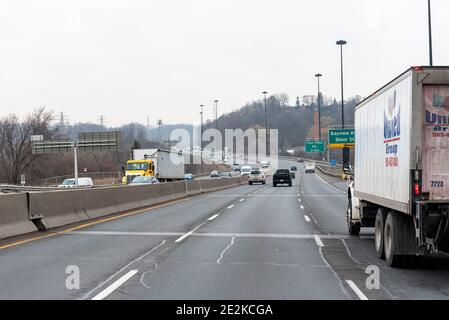 Januar 2021. Toronto, Kanada. Eine allgemeine Verkehrsansicht des Don Valley Parkway Highway in Toronto am ersten Tag des Aufenthalts im Home während der zweiten Welle der Covid-19 Pandemie in Ontario. Dominic Chan/EXimages Credit: EXimages/Alamy Live News Stockfoto