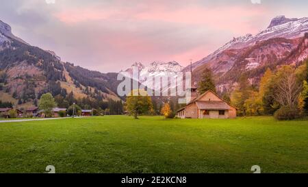 Sonnenuntergang rosa Schnee Schweizer Alpen Bergpanorama und St. Mary Kirche, Kandersteg, Schweiz Stockfoto