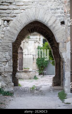 Alte Gebäude und enge Gassen in der mittelalterlichen Stadt Villeneuve les Avignon im Sommer, Tourismus in Frankreich Stockfoto