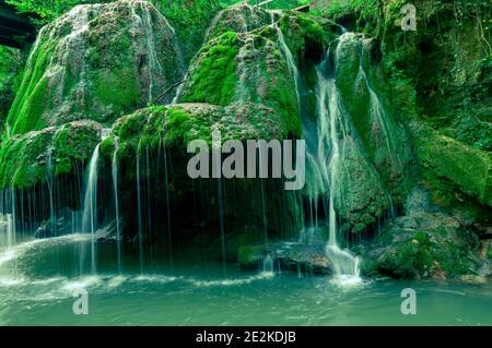 Seitenansicht des Bigar Wasserfalls, Naturschutzgebiet in den Anina Bergen Stockfoto