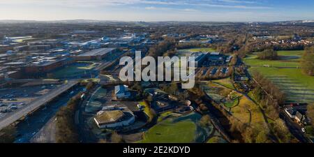 Luftpanorama von Livingston Stadtzentrum, West Lothian, Schottland. Stockfoto