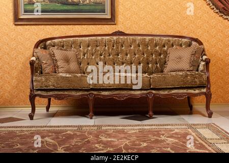 Leere Innen Wohnzimmer Hintergrund in warmen Farben dekoriert mit Klassisches Luxus Möbel Sofa Stockfoto
