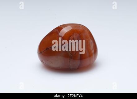 Naturstein Karneol auf weißem Hintergrund Stockfoto