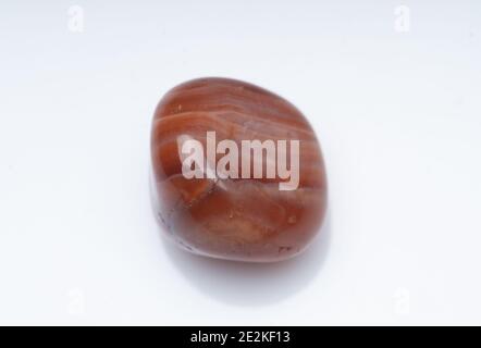 Naturstein Karneol auf weißem Hintergrund Stockfoto