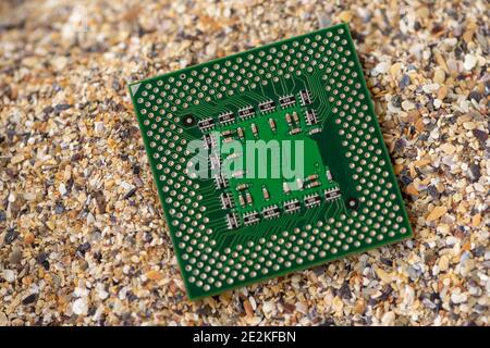 Timisoara, Rumänien - 17. Oktober 2020: Nahaufnahme eines IBM PB A03490-001 CPU Terminators mit Sand im Hintergrund. Stockfoto