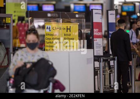 Sao Paulo, Brasilien. Januar 2021. Ein Blick auf die Check-in-Schalter am internationalen Flughafen Guarulhos, nachdem die britische Regierung ein Einreiseverbot für Ankünfte aus Südamerika aufgrund einer neuen Mutation von Covid-19 verhängt hatte. Die neue Coronavirus-Mutation wurde erstmals in Brasilien nachgewiesen. Das britische Verbot gilt ab 15.01.2021. Quelle: Andre Lucas/dpa/Alamy Live News Stockfoto