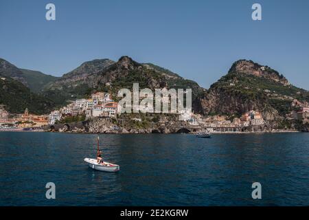 Zwei Männer in einem kleinen Boot vor Atrani Und Amalfi an der Amalfiküste Stockfoto