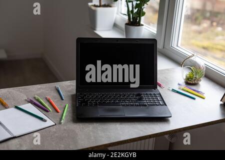 Hintergrund der Studententabelle. Moderner Schreibtisch mit Laptop, Bücher. Leeres offenes Tagebuch mit Platz für Text. Draufsicht, flach liegend. Stockfoto