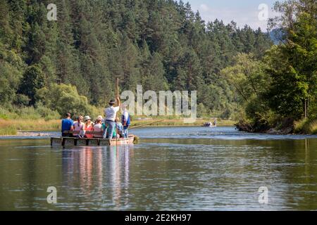 Touristengruppe, die bei schönem Sommerwetter auf dem Fluss Dunajec an der Grenze zwischen Polen und der Slowakei geschlagen wird Stockfoto