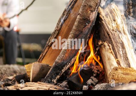 Sommer Camping Thema. Brennendes Lagerfeuer Holz Nahaufnahme. Stockfoto