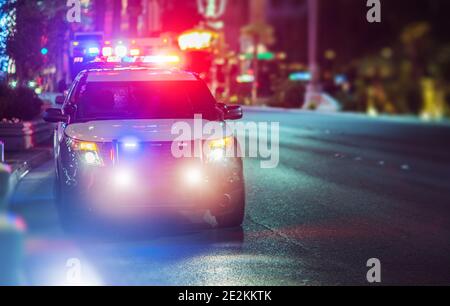 Sport Utility Vehicle Police Cruiser Nothilfe auf der City Street. Polizeiauto mit Blinklicht. Stockfoto