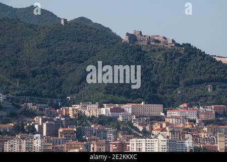 Blick auf Salerno und das Schloss Arechi, vom Wasser aus gesehen Stockfoto