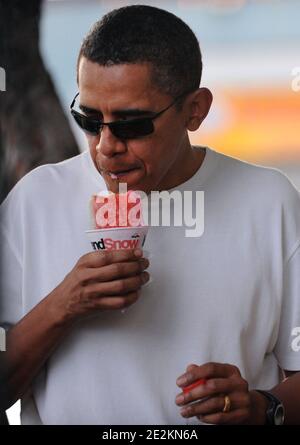 US-Präsident Barack Obama genießt am 1. Januar 2010 auf Island Snow hawaii in Kailua, HI, USA, das Rasiereis „Nowbama“ (CQ). Foto von Cory Lum/ABACAPRESS.COM Stockfoto