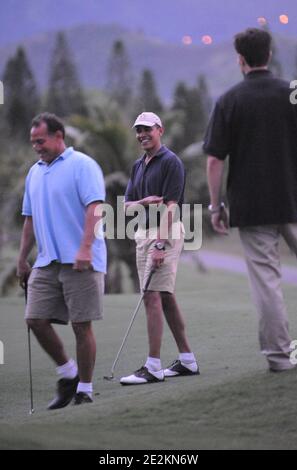 US-Präsident Barack Obama, Mitte mit Bobby Titcomb, links, als sie den 18. Loch Putt im Mid Pacific Country Club, in Kailua, HI, USA, am 31. Dezember 2009 beenden. Foto von Cory Lum/ABACAPRESS.COM Stockfoto