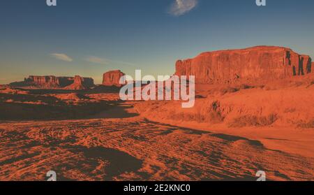 Roher rötlicher Sandstein Landschaft während des Sonnenuntergangs im Monuments Valley in Northern Arizona, USA. Stockfoto