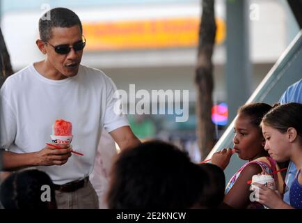 US-Präsident Barack Obama genießt am 1. Januar 2010 auf Island Snow hawaii in Kailua, HI, USA, das Rasiereis „Nowbama“ (CQ). Foto von Cory Lum/ABACAPRESS.COM Stockfoto