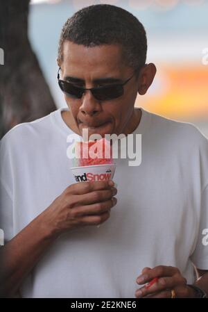 US-Präsident Barack Obama genießt am 1. Januar 2010 auf Island Snow hawaii in Kailua, HI, USA, das Rasiereis „Nowbama“ (CQ). Foto von Cory Lum/ABACAPRESS.COM Stockfoto