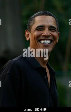 US-Präsident Barack Obama lächelt, als er und die erste Familie am 03. Januar 2010 an der White-Handed Gibbon-Ausstellung im Honolulu Zoo in Honolulu, HI, USA, vorbei gehen. Foto von Kent Nishimura/ABACAPRESS.COM (im Bild: Barack Obama) Stockfoto