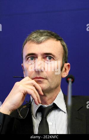 Co-Direktor des französischen Meinungsforschungsinstituts SOFRES Brice Teinturier nimmt an der Pressekonferenz Teil, um den ersten Schritt der Debatte über die nationale Identität Frankreichs am 4. Januar 2010 in Paris vorzustellen. Frankreichs rechte Regierung hat die Debatte im vergangenen November eingeleitet und die Bürger dazu aufgefordert, in einem Internetforum und bei landesweiten Ratstagungen zu erklären, was es bedeutet, französisch zu sein. Foto von Stephane Lemouton/ABACAPRESS.COM Stockfoto