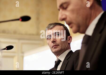 Der Co-Direktor des französischen Meinungsforschungsinstituts SOFRES Brice Teinturier und der französische Minister für Einwanderung und nationale Identität Eric Besson nehmen an der Pressekonferenz Teil, um den ersten Schritt der Debatte über die nationale Identität Frankreichs am 4. Januar 2010 in Paris vorzustellen. Frankreichs rechte Regierung hat die Debatte im vergangenen November eingeleitet und die Bürger dazu aufgefordert, in einem Internetforum und bei landesweiten Ratstagungen zu erklären, was es bedeutet, französisch zu sein. Foto von Stephane Lemouton/ABACAPRESS.COM Stockfoto