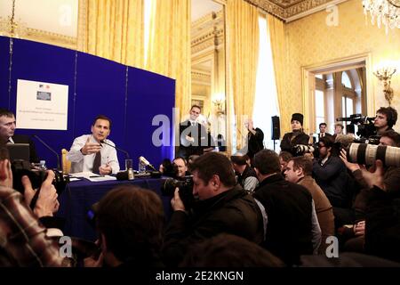 Der Co-Direktor des französischen Meinungsforschungsinstituts SOFRES Brice Teinturier und der französische Minister für Einwanderung und nationale Identität Eric Besson nehmen an der Pressekonferenz Teil, um den ersten Schritt der Debatte über die nationale Identität Frankreichs am 4. Januar 2010 in Paris vorzustellen. Frankreichs rechte Regierung hat die Debatte im vergangenen November eingeleitet und die Bürger dazu aufgefordert, in einem Internetforum und bei landesweiten Ratstagungen zu erklären, was es bedeutet, französisch zu sein. Foto von Stephane Lemouton/ABACAPRESS.COM Stockfoto