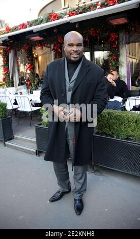 Der neue Weltmeister im Schwergewicht, der französische Boxer Jean-Marc Mormeck, posiert, als er am 4. Januar 2010 das Restaurant L'Avenue in Paris, Frankreich, verlässt. Foto von ABACAPRESS.COM Stockfoto