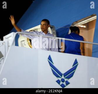 US-Präsident Barack Obama winkt zu den Wohlwollen, als er und die Familie am 03. Januar 2010 an Bord der Air Force One auf der Hickam Air Force Base in Honolulu, HI, USA, gehen. Foto von Kent Nishimura/ABACAPRESS.COM (im Bild: Barack Obama, Michelle Obama) Stockfoto