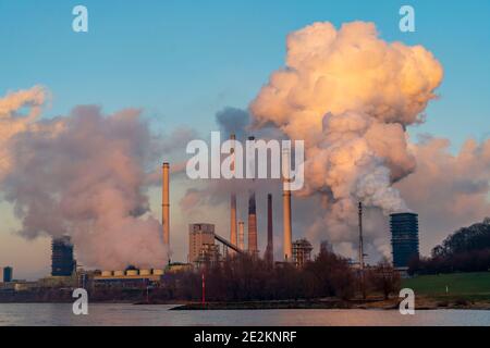 Thyssenkrupp Stahlwerk in Duisburg-Bruckhausen, Abflusswolke der Kokerei Schwelgern, Schornstein der Sinteranlage, Rhein, Duisburg Stockfoto