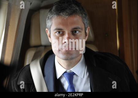 Der französische Jugendarbeitsminister Laurent Wauquiez ist während der Reise nach Cholet, Frankreich, am 6. Januar 2010 zu sehen, wo der französische Präsident Nicolas Sarkozy der französischen Wirtschaft seine Neujahrswünsche überbringt. Foto von Elodie Gregoire/ABACAPRESS.COM Stockfoto